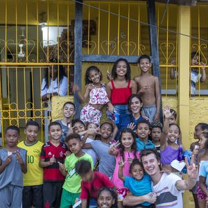 O aniversário de Bruna Marquezine foi marcado por solidariedade e romantismo. Além da visita à Casa Amarela Providência, onde participou de atividades com crianças da comunidade, a atriz recebeu de Shawn Mendes uma declaração pública de amor e agradecimento ao trabalho realizado pela instituição.