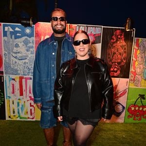 Poderosa de pretinho, Tati Machado posou com o marido na chegada ao Lollapalooza 2026