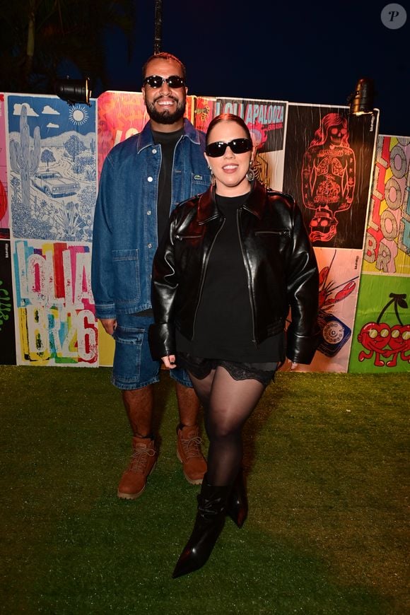 Poderosa de pretinho, Tati Machado posou com o marido na chegada ao Lollapalooza 2026