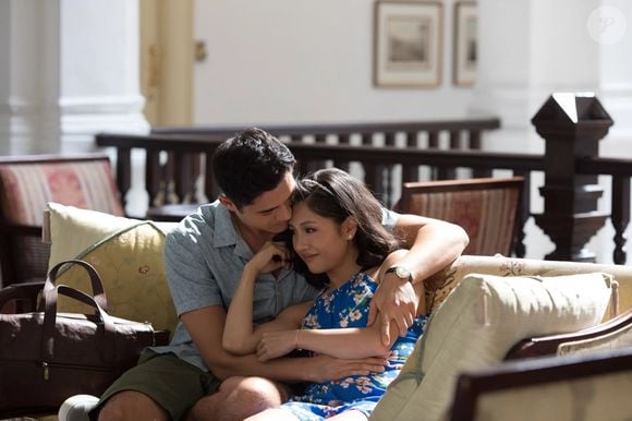 Adaptada do best-seller de Kevin Kwan, 'Podres de Ricos' conta a história de Rachel Chu, uma jovem professora de Nova York, que viaja para Singapura com o namorado, Nick Young, para o casamento do melhor amigo dele