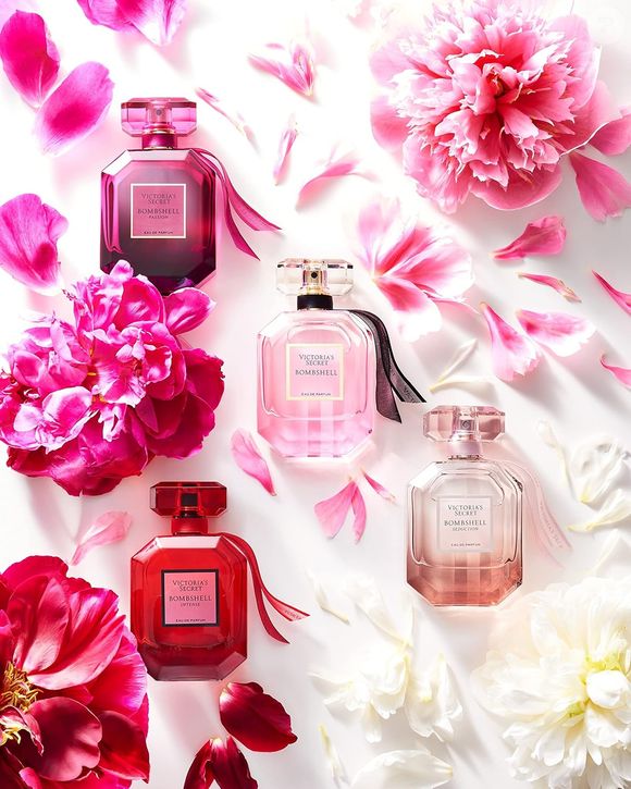 Além da curiosidade científica, o Bombshell chama atenção pela composição e pelo preço. O Eau de Parfum de 50 ml aparecia por R$ 550,90 na Amazon até o fechamento da matéria. A fragrância combina frutas, flores e notas amadeiradas, enquanto o estudo citado apontou que ela conseguiu afastar mosquitos por até duas horas, embora não tenha superado os repelentes à base de DEET
