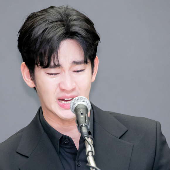 Escândalo internacional: Kim Soo-hyun trocou mensagens íntimas com Kim Sae-ron, quando ela tinha 15 anos; astro dos doramas chegou a chorar e pedir desculpas em coletiva após a atriz ser encontra morta