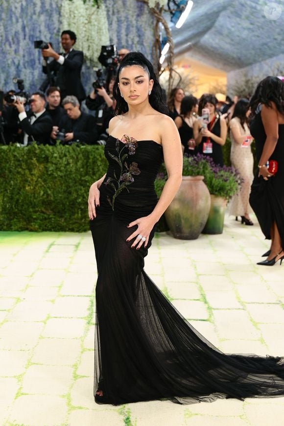 Entre as versões em alta, o vestido preto com decote ombro a ombro ganha destaque em produções sofisticadas e modernas