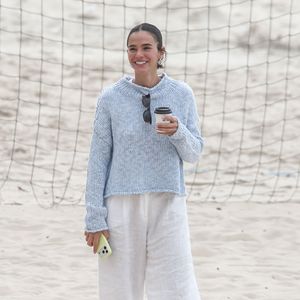 A atriz Bruna Marquezine estava sorridente durante o momento de lazer com o namorado, Shawn Mendes