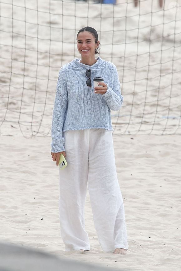 A atriz Bruna Marquezine estava sorridente durante o momento de lazer com o namorado, Shawn Mendes