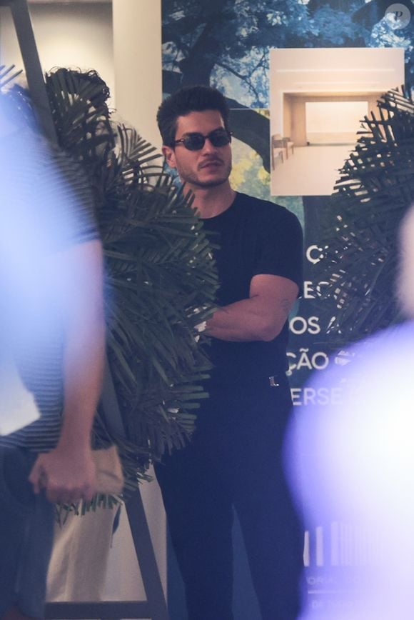 A despedida de Lua Blanco reuniu antigos colegas de 'Rebelde', entre eles Arthur Aguiar. O ator e ex-BBB compareceu ao velório realizado nesta segunda-feira (19), no Cemitério Vertical Memorial do Carmo, no Rio de Janeiro, para prestar uma última homenagem à atriz e cantora