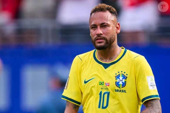 Neymar marcou o único gol do Brasil na partida contra a Noruega