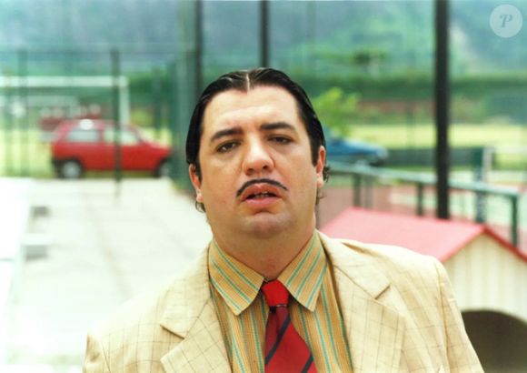 Bussunda fez paródia de Tim Maia reproduzindo olheiras do cantor e usando o mesmo tipo de roupa, além de imitar a reclamação do 'Síndico' em relação ao som - foto aleatória do humorista em gravação para a Globo