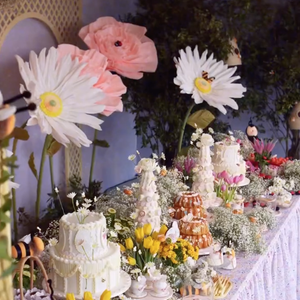 Neymar e Bruna Biancardi organizaram bolos separados para as filhas: ambos com 2 andares e sutis decorações, além de um naked cake conjunto