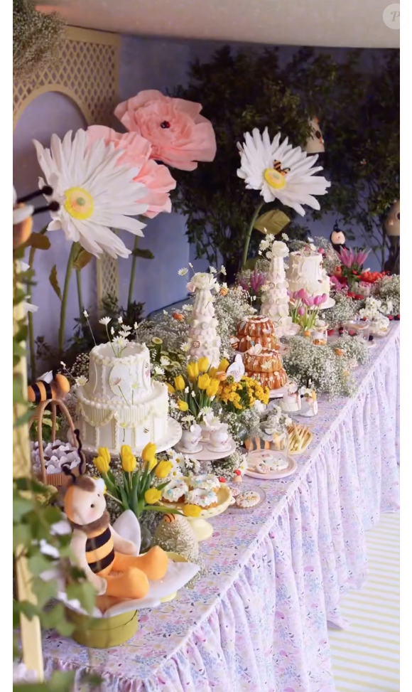 Neymar e Bruna Biancardi organizaram bolos separados para as filhas: ambos com 2 andares e sutis decorações, além de um naked cake conjunto