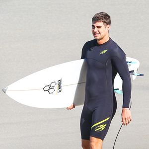 Rafa Vitti exibiu um traje de surf coladinho ao corpo