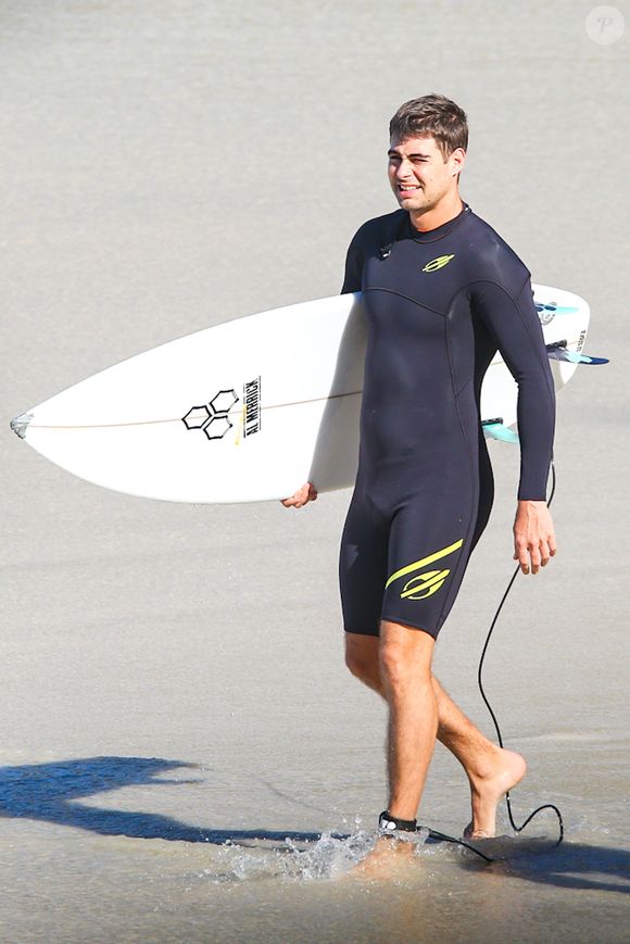 Rafa Vitti exibiu um traje de surf coladinho ao corpo