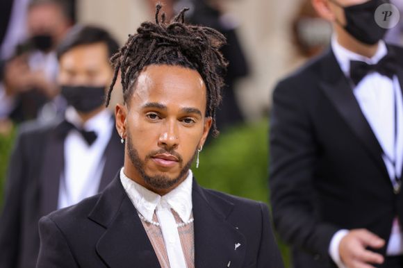 Reizinho do MET Gala, Lewis Hamilton quebrou a internet ao surgir com tranças grandes em uma edição recente do baile de gala