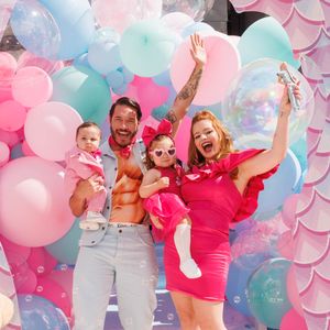 Mas quem roubou a cena de verdade foi o caçula Ravi, de apenas 5 meses, que apareceu de terninho rosa claro, deixando claro que estilo vem de berço