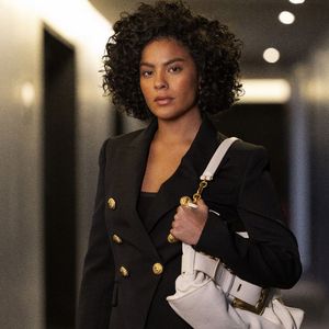 Maria de Fátima (Bella Campos) surge em uma nova fase de 'Vale Tudo' com coletes, saias, blazer, peças de couro e botas.