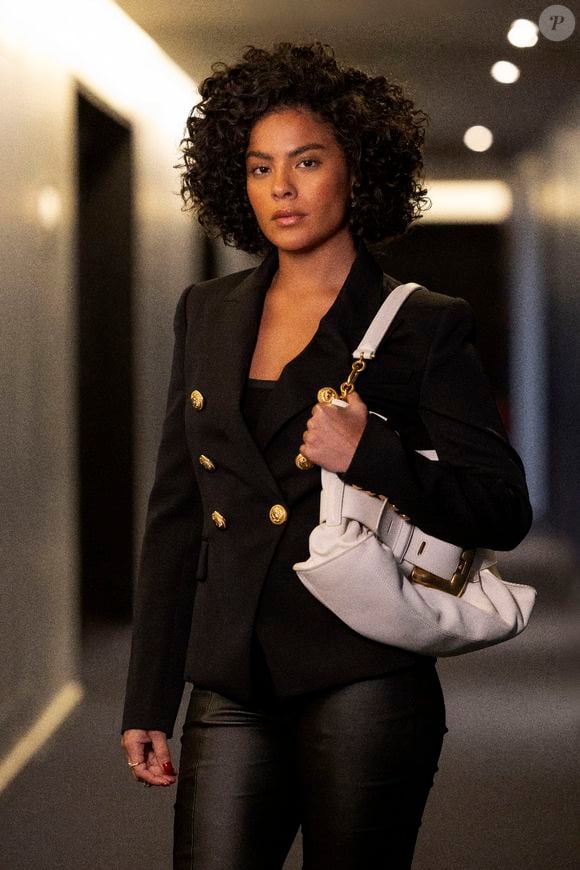 Maria de Fátima (Bella Campos) surge em uma nova fase de 'Vale Tudo' com coletes, saias, blazer, peças de couro e botas.