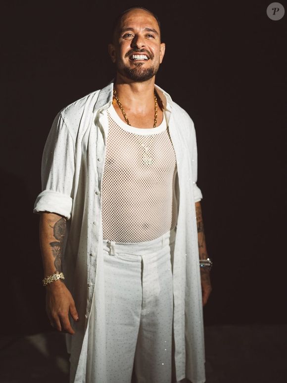 Diogo Nogueira escolheu uma blusa sensual transparente, que deixa o corpo sarado em evidência