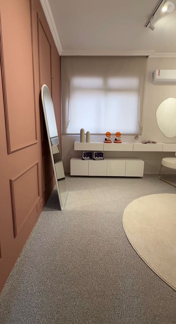 Boiserie em tom terroso traz charme contemporâneo ao cômodo mais versátil da casa