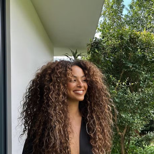 Julia Rodrigues exibe cabelo ultralongo cacheado