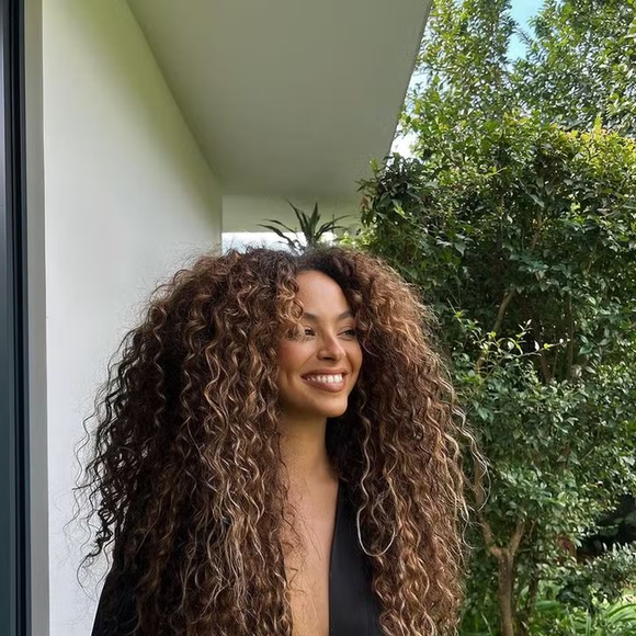 Julia Rodrigues exibe cabelo ultralongo cacheado