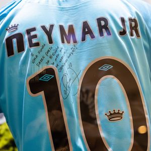 Neymar foi surpreendido pelo Santos com um busto e uma estátua na Vila Belmiro. Em publicação emocionante, o atacante falou sobre os momentos bons, as dificuldades e os erros da carreira