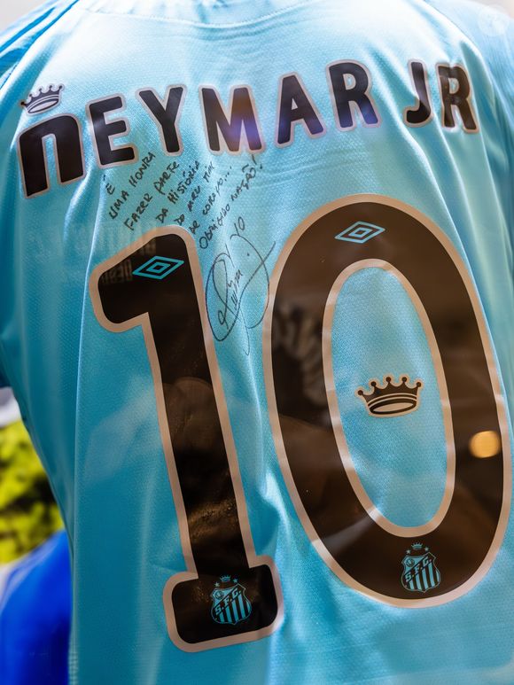 Neymar foi surpreendido pelo Santos com um busto e uma estátua na Vila Belmiro. Em publicação emocionante, o atacante falou sobre os momentos bons, as dificuldades e os erros da carreira
