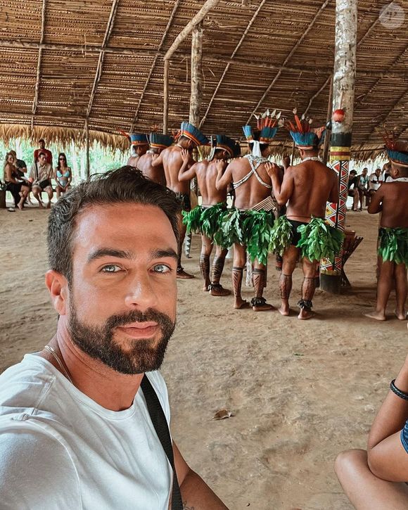 Conhecido por sua antiga relação com a influenciadora Gabriela Pugliesi, com quem foi casado até 2021, Erasmo atribuiu grande parte dessa transformação ao novo relacionamento com a estudante de nutrição Amanda Siqueira.