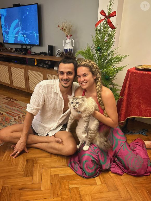 Amar primeiro exige abertura, e esperar para ser amado antes de amar muitas vezes leva ao isolamento ou ao ressentimento. Dar o primeiro passo quebra essa barreira e estabelece a base para a confiança e, com o tempo, impede que o vínculo se deteriore.