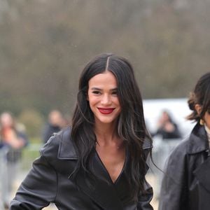 Look all black com uma bota volumosa, Bruna Marquezine atraiu holofotes em semana de moda internacional