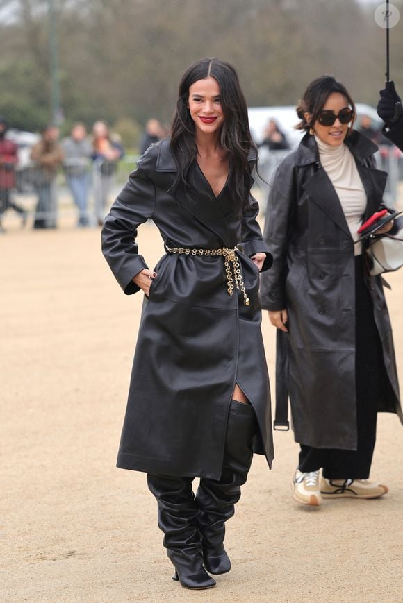 Look all black com uma bota volumosa, Bruna Marquezine atraiu holofotes em semana de moda internacional