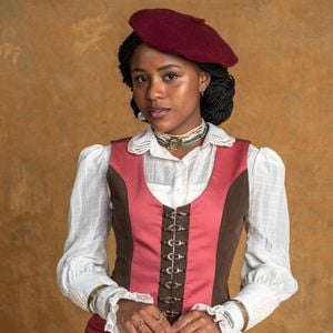 A elegância da princesa Alika, vivida por Duda Santos em 'Nobreza do Amor', prova que a boina pode transformar até os looks mais simples em produções dignas da realeza