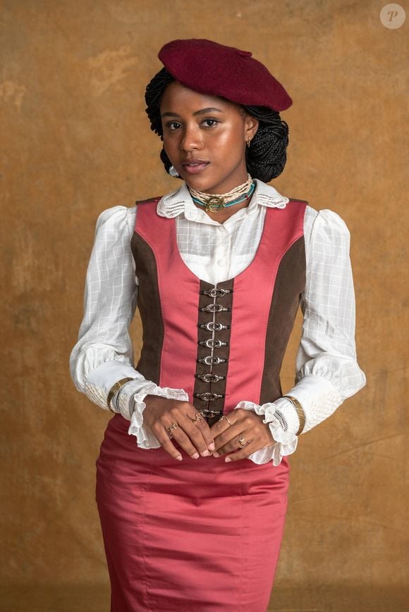 A elegância da princesa Alika, vivida por Duda Santos em 'Nobreza do Amor', prova que a boina pode transformar até os looks mais simples em produções dignas da realeza