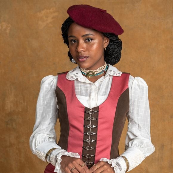 A elegância da princesa Alika, vivida por Duda Santos em 'Nobreza do Amor', prova que a boina pode transformar até os looks mais simples em produções dignas da realeza