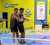 Prova de Resistência do BBB 26 passa de 10 horas: duplas vão se revezando entre segurar uma barra e manter apertado um botão