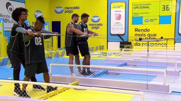 Prova de Resistência do BBB 26 passa de 10 horas: duplas vão se revezando entre segurar uma barra e manter apertado um botão