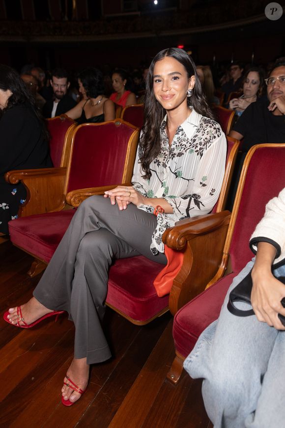 Roupa de Bruna Marquezine: juntando todos os itens, o valor total do look ultrapassa a casa dos R$ 127 mil. O preço chega a ser mais caro que muito carro luxuoso SUV por aí.