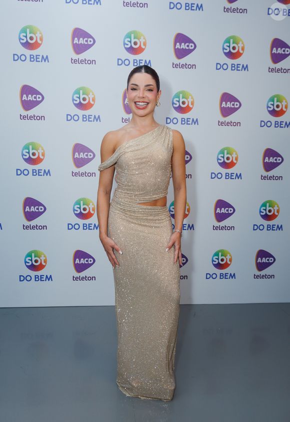 Teleton 2025: Gkay deixou um recorte estratégico em sua barriga e deixou a alça do vestido caída