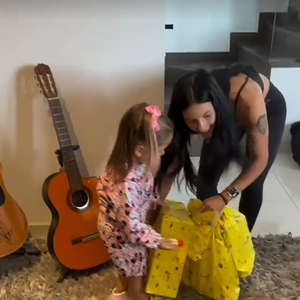 Zé Felipe publica vídeo de Ana Castela presenteando filhos de Virgínia e gesto emociona fãs