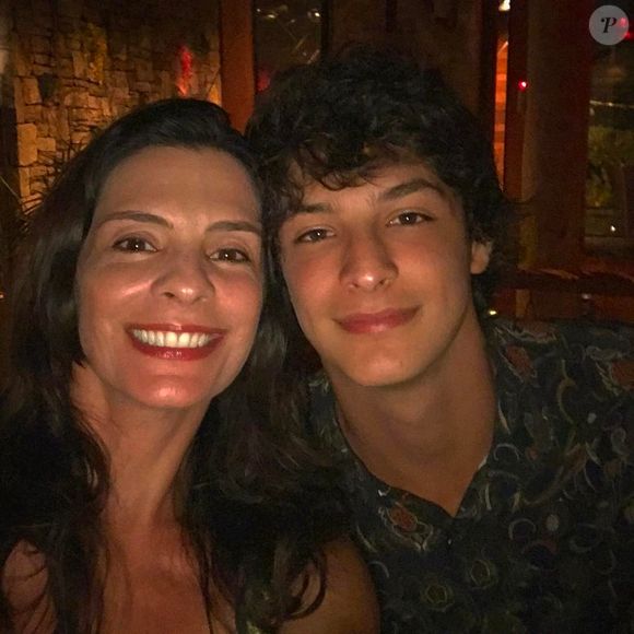 Ator Pedro Waddington é filho da atriz Helena Ranaldi, e impressiona por semelhança com a mãe.