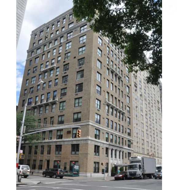 Localizado no número 271 da Central Park West, em um edifício residencial construído em 1912, o apartamento ocupava dois andares e tinha cerca de 557 m².