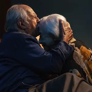 Cena mostra casal de idosos em momento íntimo, quebrando tabu com humor no filme