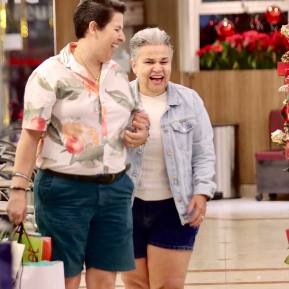 Claudia Rodrigues marcou presença na manhã desta véspera de Réveillon em um restaurante na Gávea, zona sul do Rio de Janeiro, na companhia da namorada Adriane Bonato