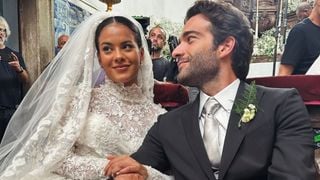 Nada exclusivo! O vestido de noiva de Maria de Fátima é de segunda mão: peça já foi usada na vida real e demorou 8 meses para ser feita