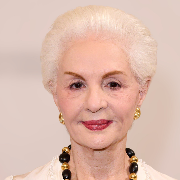 A Zara se inspira em Carolina Herrera para criar calças largas, confortáveis e frescas que vão fazer sucesso entre as mulheres elegantes com mais de 60 anos