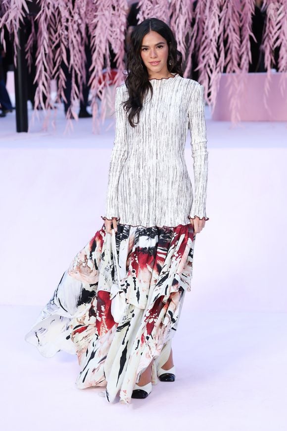 Bruna Marquezine surgiu deslumbrante com um vestido da coleção primavera-verão 2026 da Chanel, apresentada em um desfile em outubro do ano passado