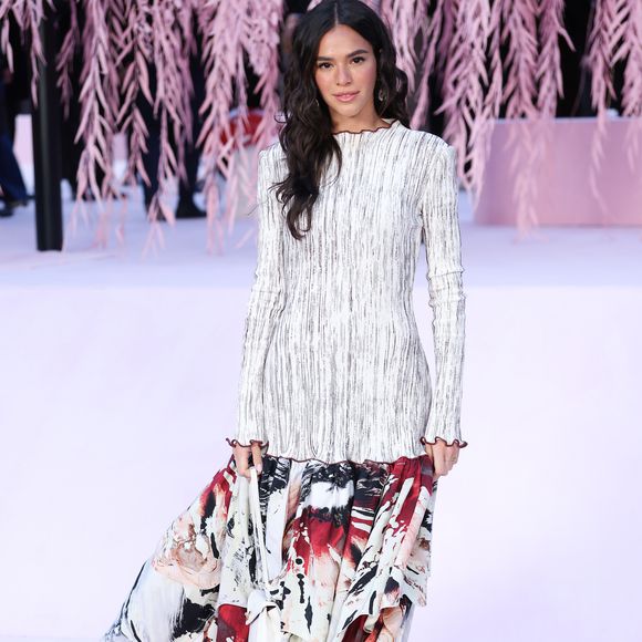 Bruna Marquezine surgiu deslumbrante com um vestido da coleção primavera-verão 2026 da Chanel, apresentada em um desfile em outubro do ano passado
