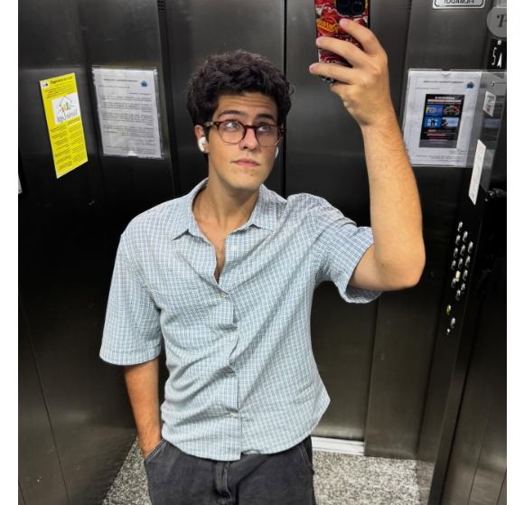 Novo visual de Paulo Mendes: ator cortou os cabelos, eliminou os fios loiros e adotou um visual mais sóbrio, com os cabelos totalmente pretos e mais curtos.