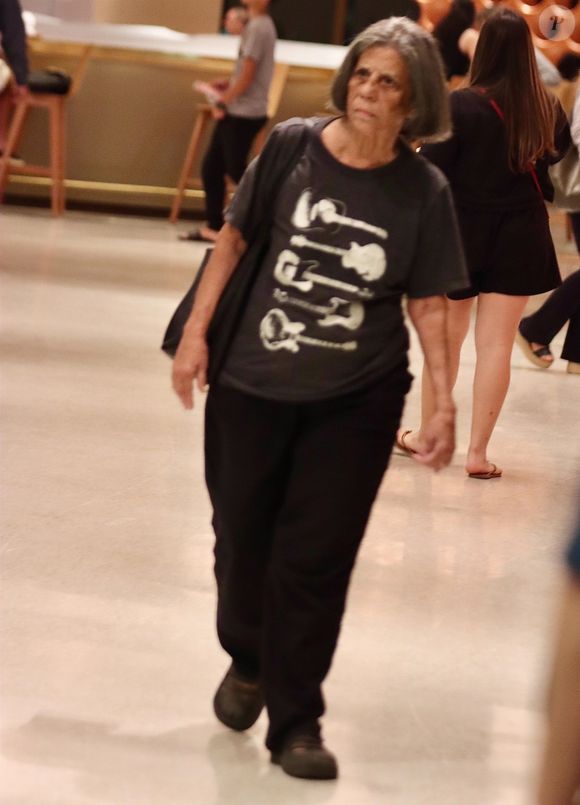 2024: no seu clique mais recente, Maria Gladys foi clicada com uma amiga em um bar no Leblon