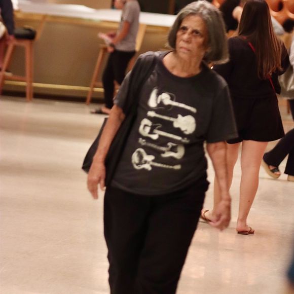 2024: no seu clique mais recente, Maria Gladys foi clicada com uma amiga em um bar no Leblon