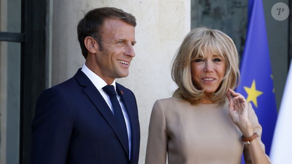 Macron, presidente da França, apareceu em vídeo levando um tapa da mulher, Brigitte: imagem viralizou em 2025